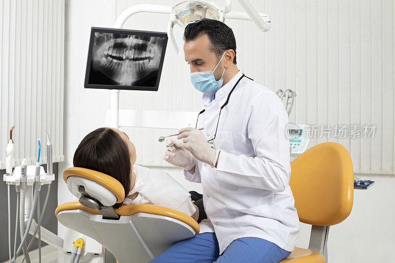 男牙医和女牙医在牙医办公室的照片
