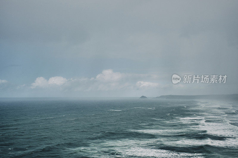 秋日，康沃尔的佩朗波思海滩上下着阵雨。