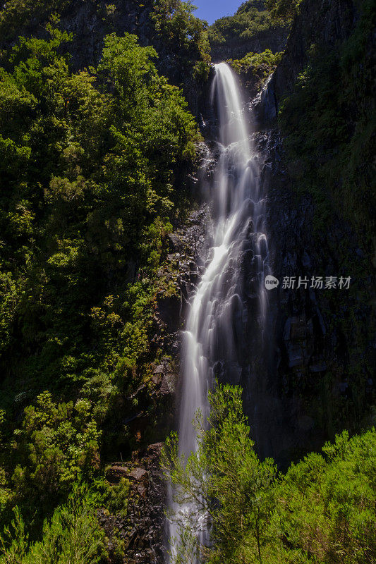 在美丽的夏日里，马德拉岛附近的山区里的里斯科瀑布Rabaçal和勒瓦达做里斯科步道