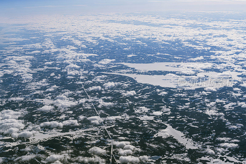 冬季高空空中景观:被冰雪覆盖的冻土上空的云。挪威，斯堪的那维亚，北欧。