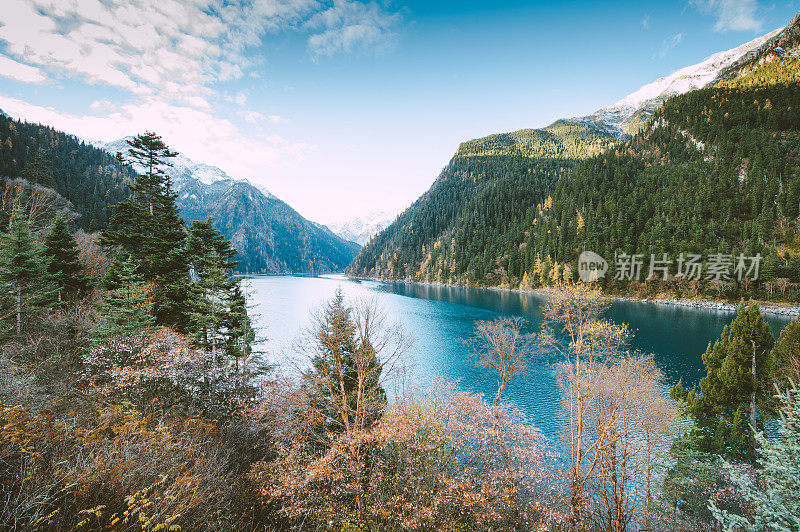 观赏风景优美的木山和湖泊景观，中国九寨沟国家公园