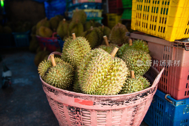泰国普吉岛农贸市场摊位出售整只榴莲