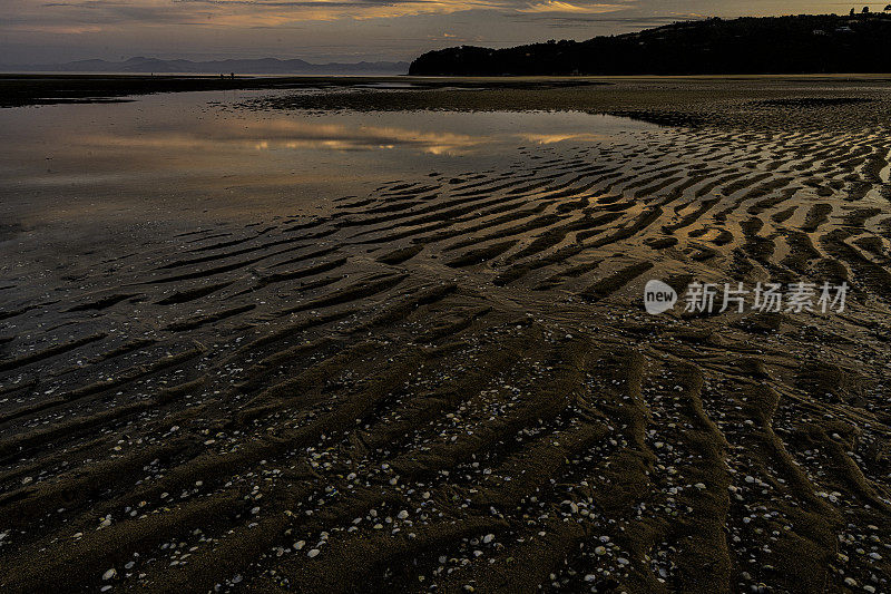 沙滩上的涟漪，塔斯曼湾的日出