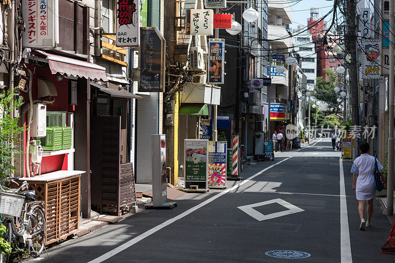 东京街道上有住宅和商业地产，还有人