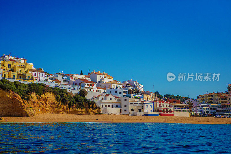 海滩和岩石在葡萄牙阿尔沃在夏末太阳的海景图像