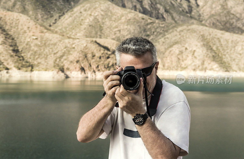 安第斯山脉中的男摄影师。阿根廷门多萨。