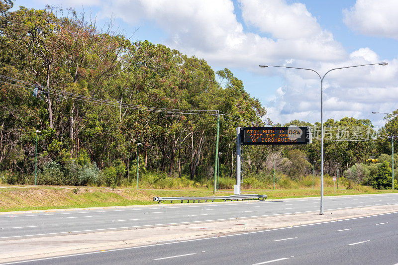 高速公路冠状病毒预警标志COVID-19