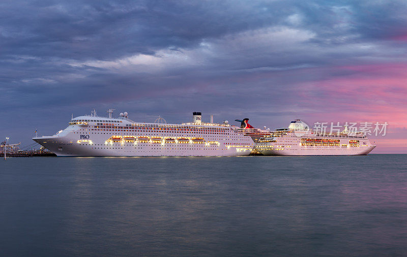 P&O邮轮公司的船太平洋珍珠和太平洋宝石停靠在菲利浦湾港车站码头，澳大利亚墨尔本。