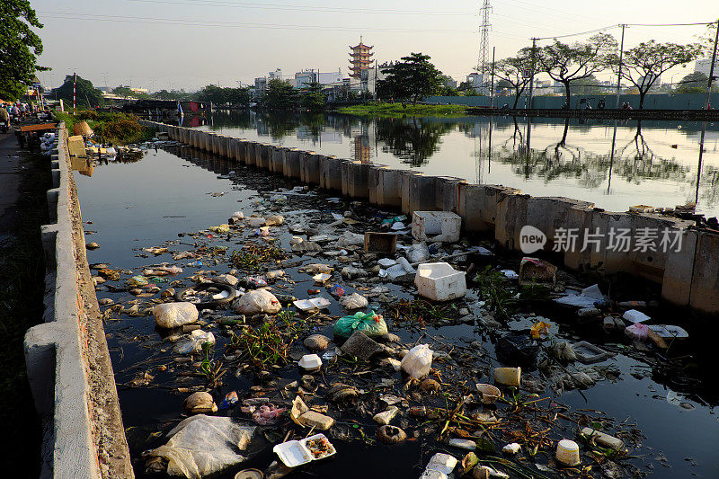 越南胡志明市的垃圾污染河流，塑料袋、瓶子、包装袋的垃圾在水中