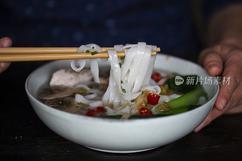 中国自制的肉汤面条，有肉，蘑菇和蔬菜