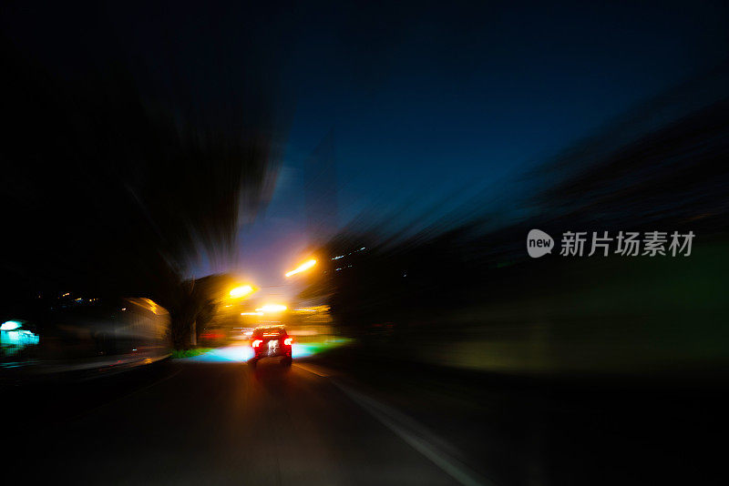 夜晚，汽车行驶在一条僻静的路上
