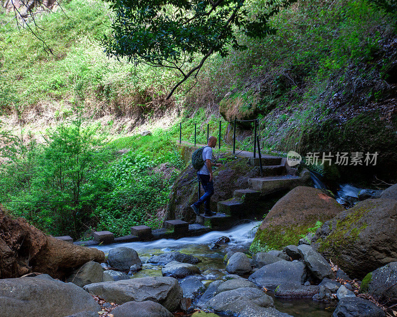 背包客在山里探险