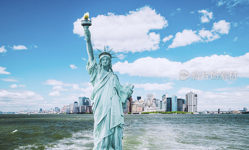 自由女神像和纽约天际线