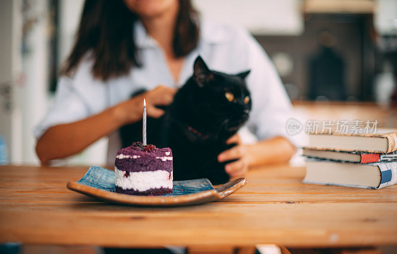 可爱的女人和她的黑猫庆祝她的生日