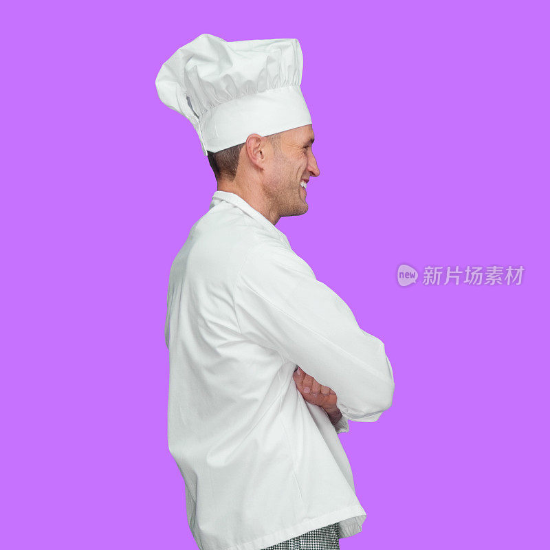 白种男厨师站在前面，穿着紫色的夹克衫