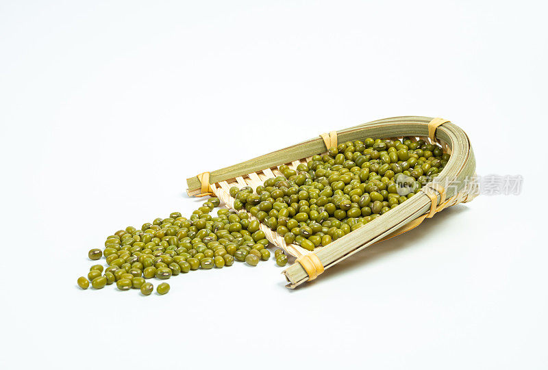 竹篮里的绿豆孤立在白色的背景上
