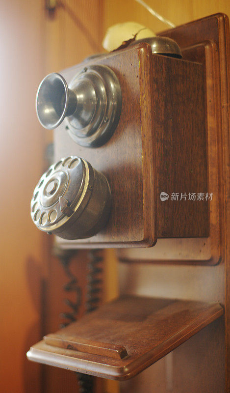旧墙上的电话