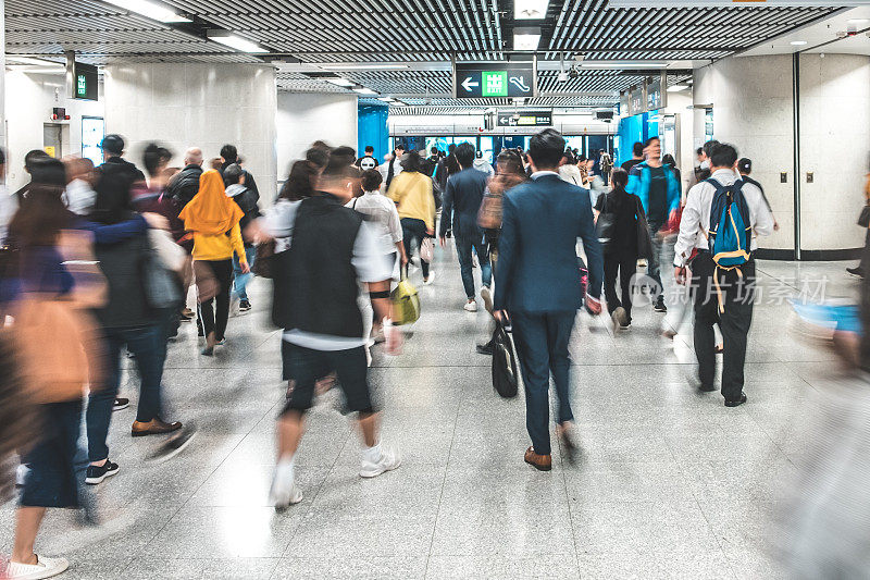 在香港地铁站内行走的人