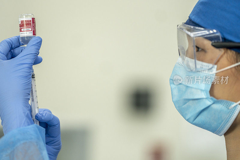 亚洲医疗专业人员正在密切关注一个新冠肺炎疫苗瓶