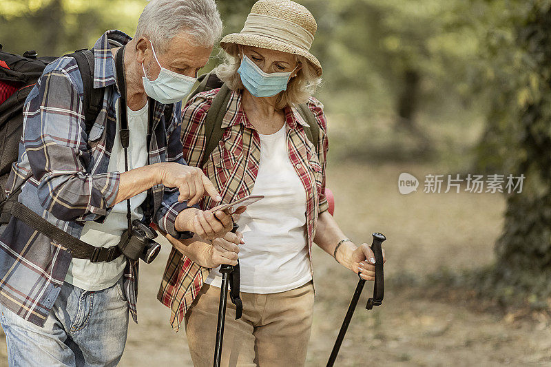 老年旅行者在徒步旅行时使用智能手机导航