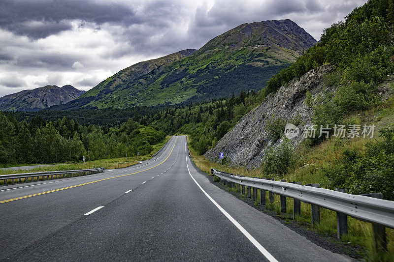 位于基奈半岛的阿拉斯加高速公路