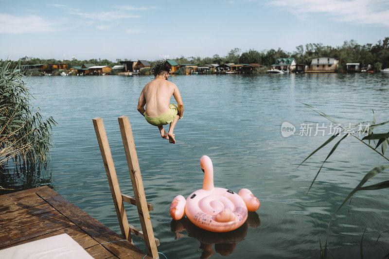 一个年轻的白人在度假