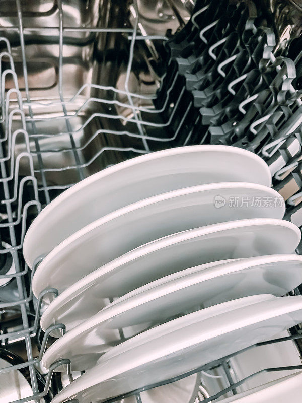 打开洗碗机和白色干净的盘子