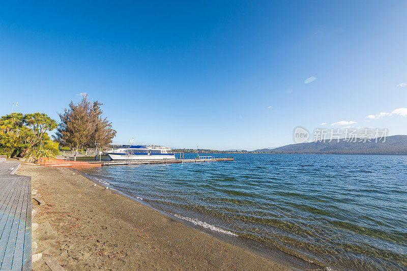 自然景观广角风景的瓦纳卡和箭头镇，蓝天和湖泊的早晨时间，这是在新西兰南岛受欢迎的旅游目的地