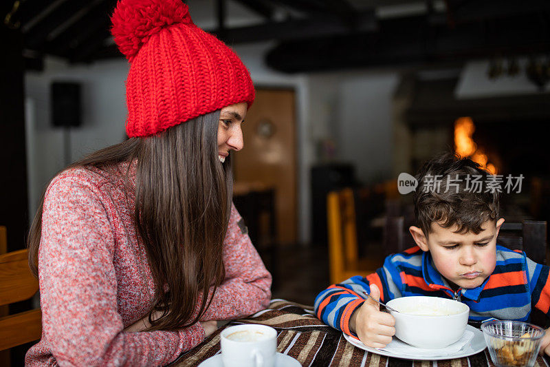 妈妈和儿子在滑雪小屋