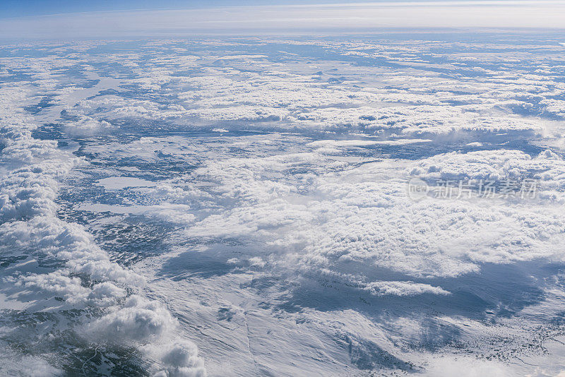 冬季高空空中景观:被冰雪覆盖的冻土上空的云。挪威，斯堪的那维亚，北欧。