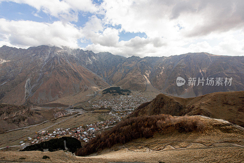 风景秀丽的山谷在卡夫卡兹山，卡兹贝克山在格鲁吉亚附近的斯泰因茨明达秋天