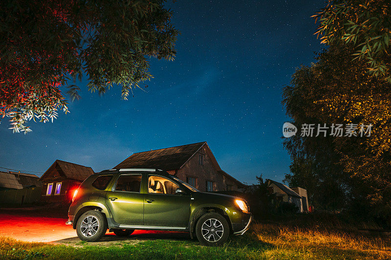 Dobrush,白俄罗斯。雷诺达斯特Suv汽车停在街道下的夜晚星空上面雷诺达斯特Suv。自2010年起由法国雷诺公司联合生产