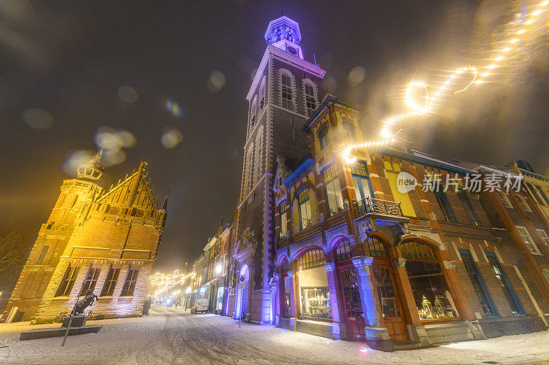 在一个寒冷的冬夜，汉萨同盟城市坎彭的旧市政厅和新塔