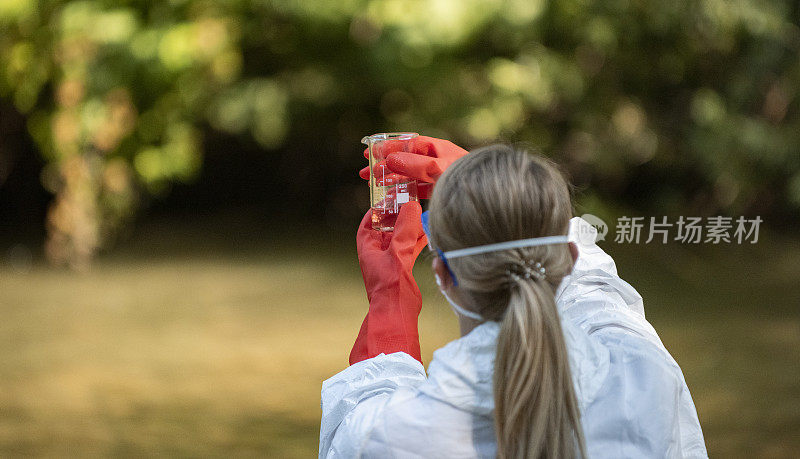 一位女性生态学家在试管中检查脏水