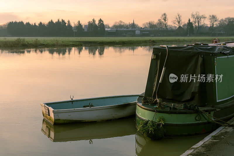 日出时的大河