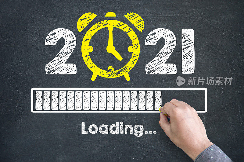 新年概念2021倒计时时钟在黑板上