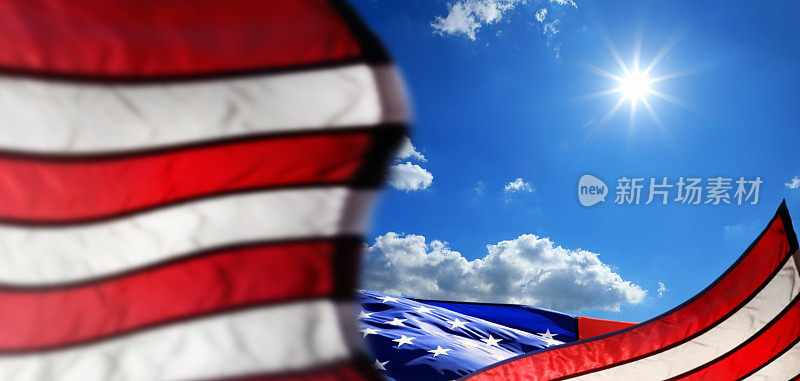 在阳光明媚的蓝天上挥舞着美国国旗