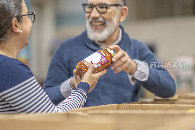 父女俩在食品银行当志愿者