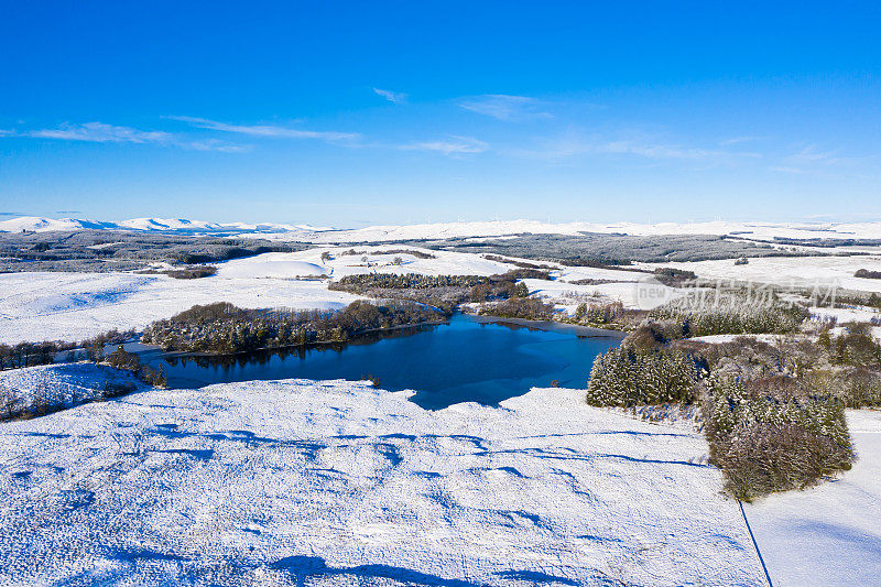 高角度的苏格兰湖在一个偏远的位置与雪在苏格兰西南部的地面