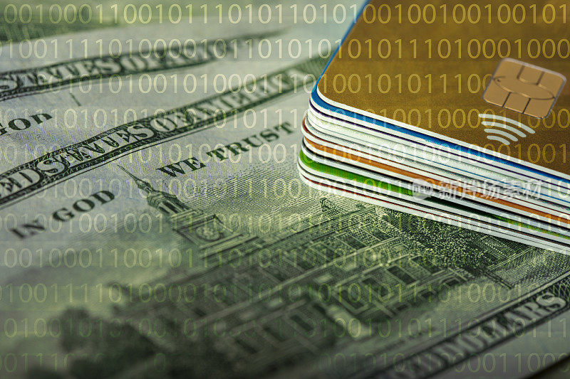 信用卡堆叠在美元纸币的背景与二进制代码