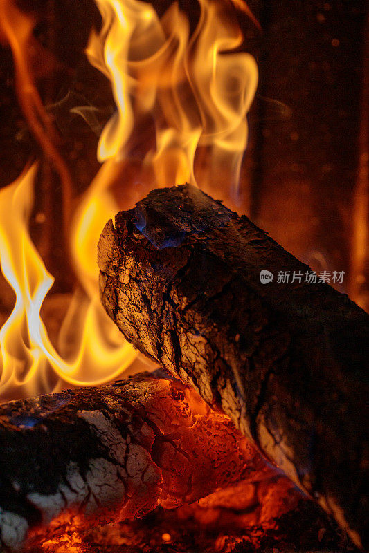 火焰把壁炉里燃烧的木头变成余烬