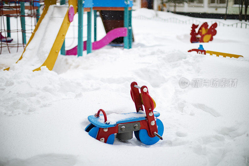 孩子们的操场下的雪