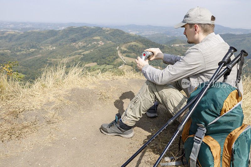 年轻的徒步旅行者在长时间的登山后正在充电