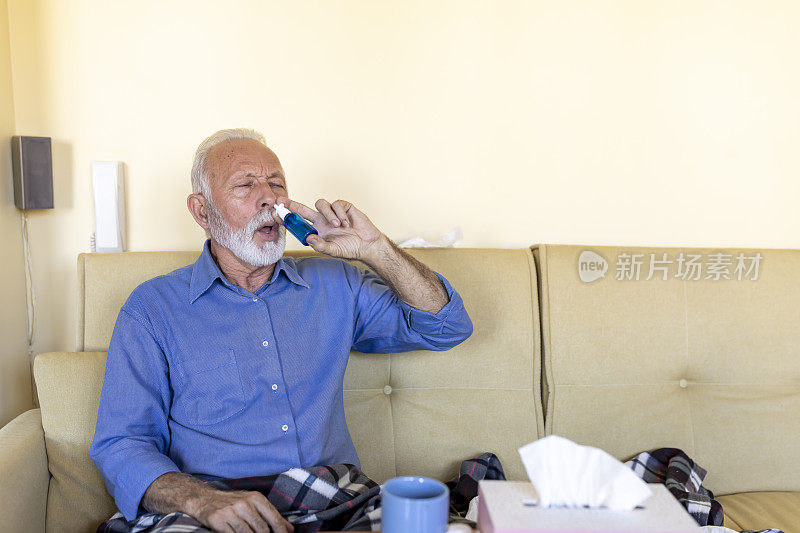 一位上了年纪的病人躺在床上，盖着毯子，使用喷鼻剂。