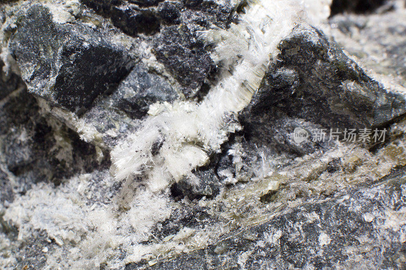 石头中石棉矿物的白色纤维，特写