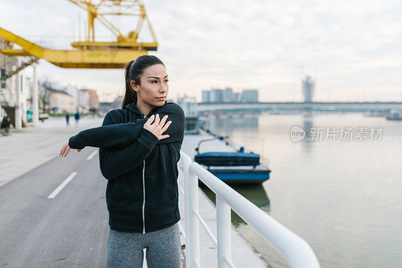 年轻女子伸开双臂