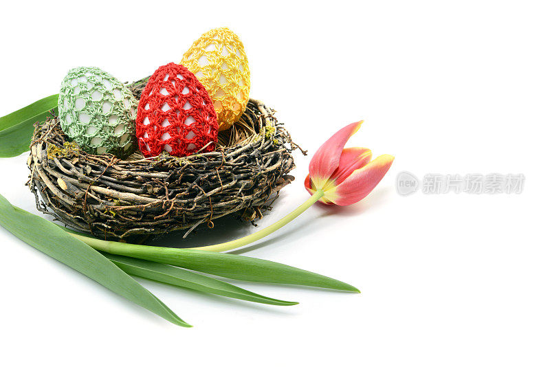 用钩针在巢里编织复活节彩蛋。郁金香。