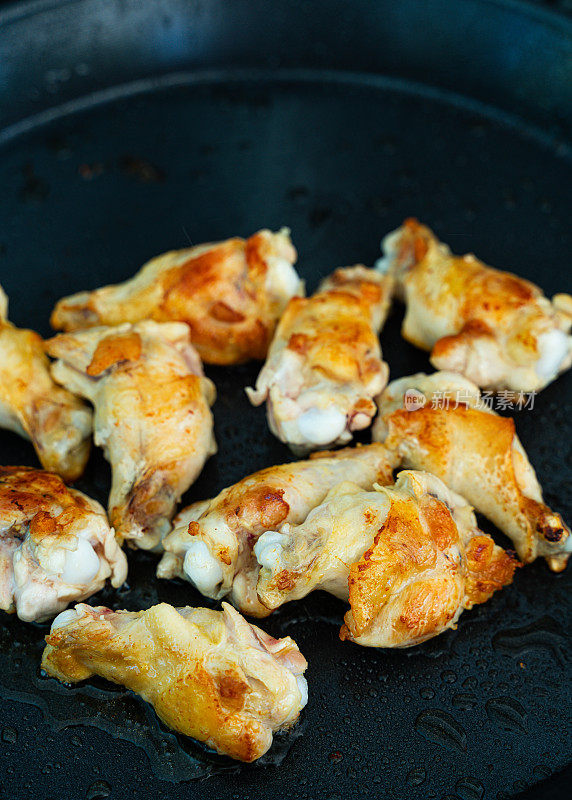 肉菜饭用的鸡翅、鸡腿