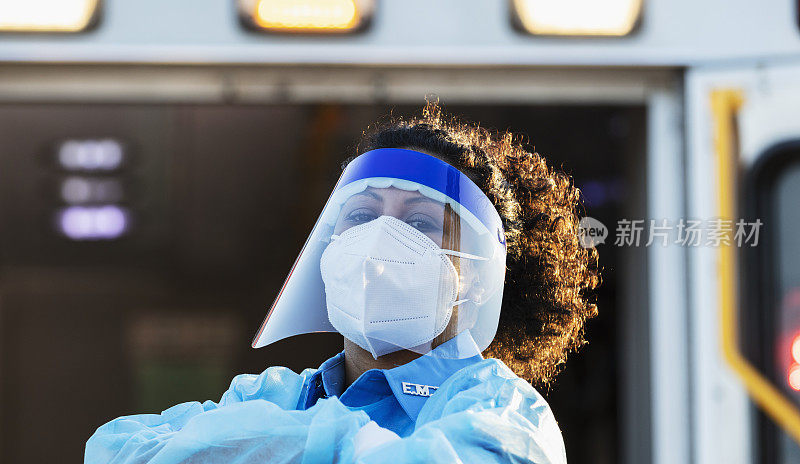 戴面罩和面罩的女性急救员