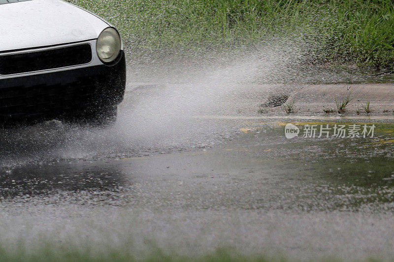 雨水溅